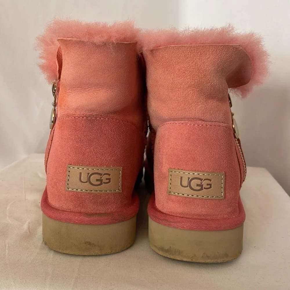 UGG ankle kid’s boots  peach color gold hardware‎ no size but measuring a kids 5